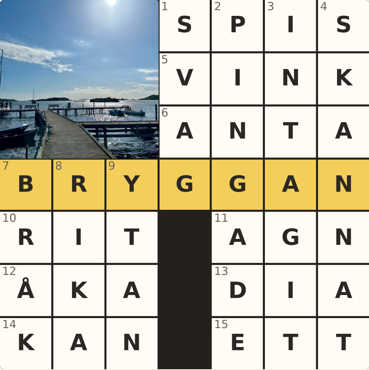 Ett krysskort: ett löst korsord med ett semesterfoto från en brygga infällt i rutnätet, och temaordet BRYGGAN i den gula raden.